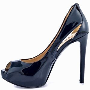 GUESS PATENT LEATHER PEEP-TOE PLATFORM PUMPS — SIZE 8.5